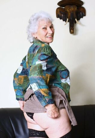 Grannie buddies - Grandma Swinger