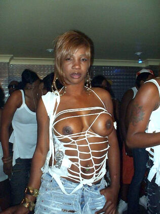 Amateur, ebony wifey posing bare on