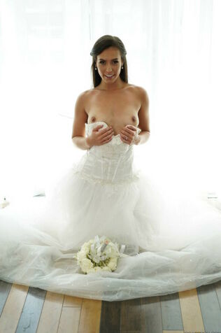 Magnificent bride Kelsi Monroe