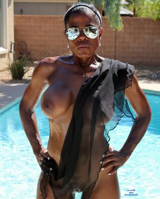 Jugged Ebony cougar in the pool,
